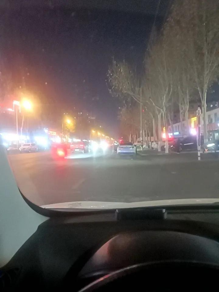 今天晚上挺冷的，现在在路边挨冻！什么时候回到温暖的家，舒舒服服地睡上一觉！