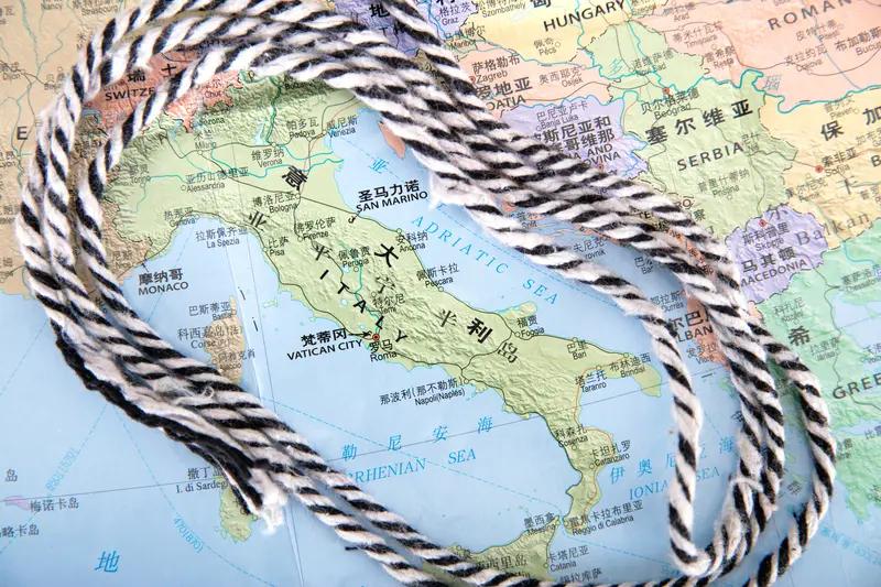 中国游客称清明假期在意大利旅游时，大巴车被撬开大量行李被盗，包括电脑手表等物资，