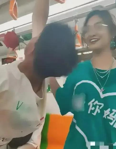 “把中国人的脸都丢尽了！”2023年，上海地铁，一个小姑娘，大大咧咧地穿着印着脏