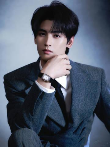 黄俊捷单边挑眉 黄俊捷单边挑眉的瞬间，让人忍不住想说：这才是真正的帅气！一丝慵懒