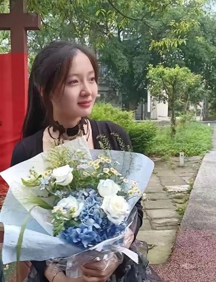 四川泸州，一个叫赵诺淇的19岁女孩，8月5号那天走了。单亲妈妈只发了几张照片，评
