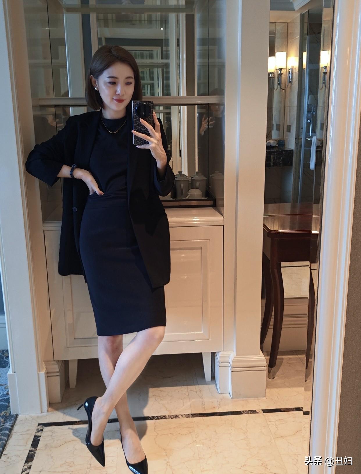 经典小黑裙如何配出高级感披一件黑色西装外套，更显干练。