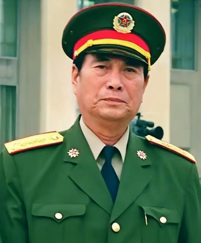 1979年对越自卫反击战，时任127师师长张万年，麾下17岁新兵吴建国抱着敌人滚