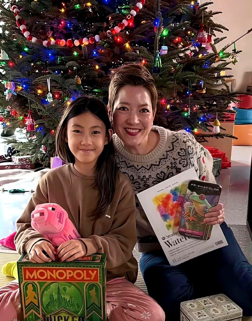 陈冠希的基因输了，他女儿9岁那张高级脸，跟他一点关系没有。
 
你去看她最近的照