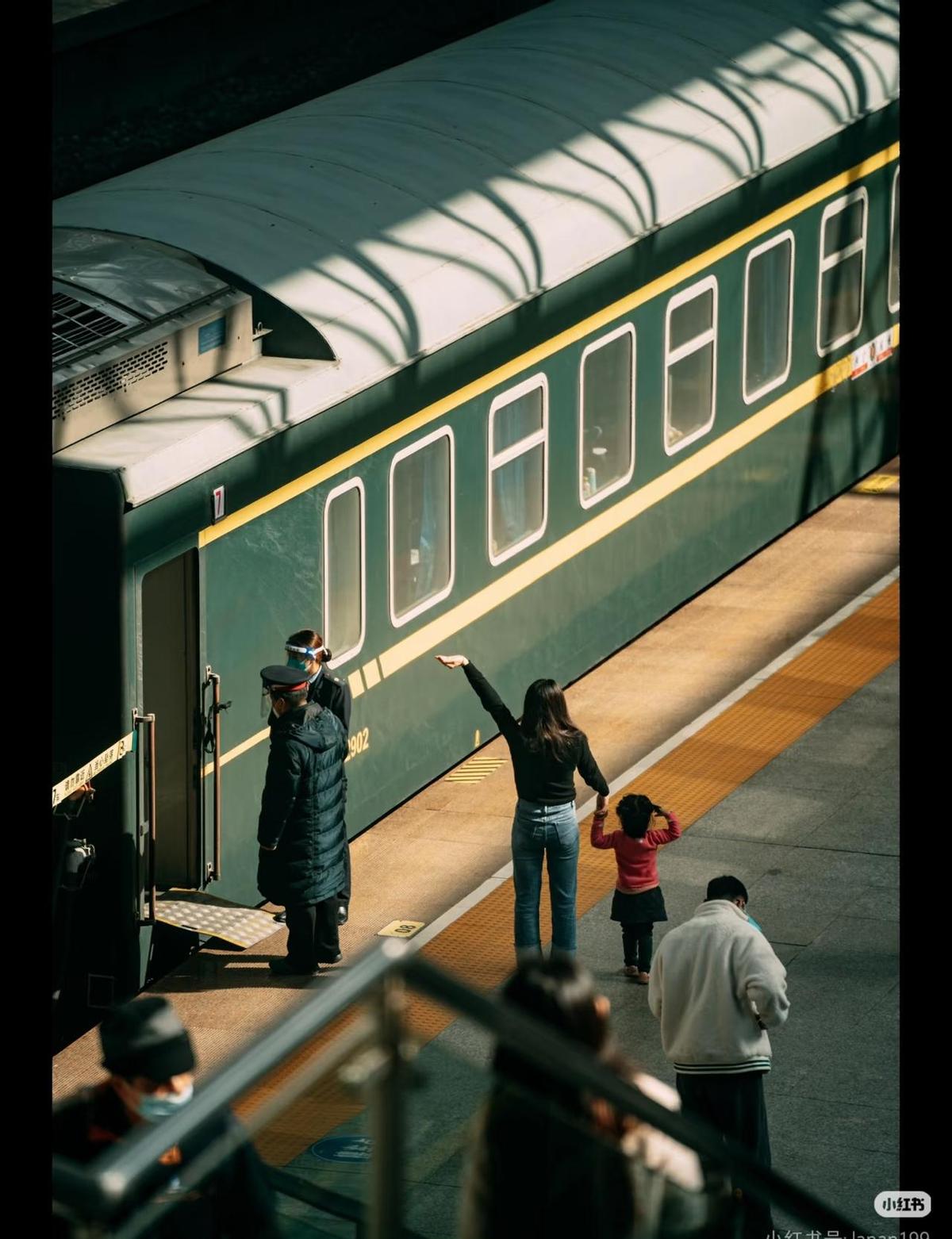 高铁快，但没意思。
普通列车慢，却有烟火气。
你坐过那种摇晃的绿皮车吗？
车厢里