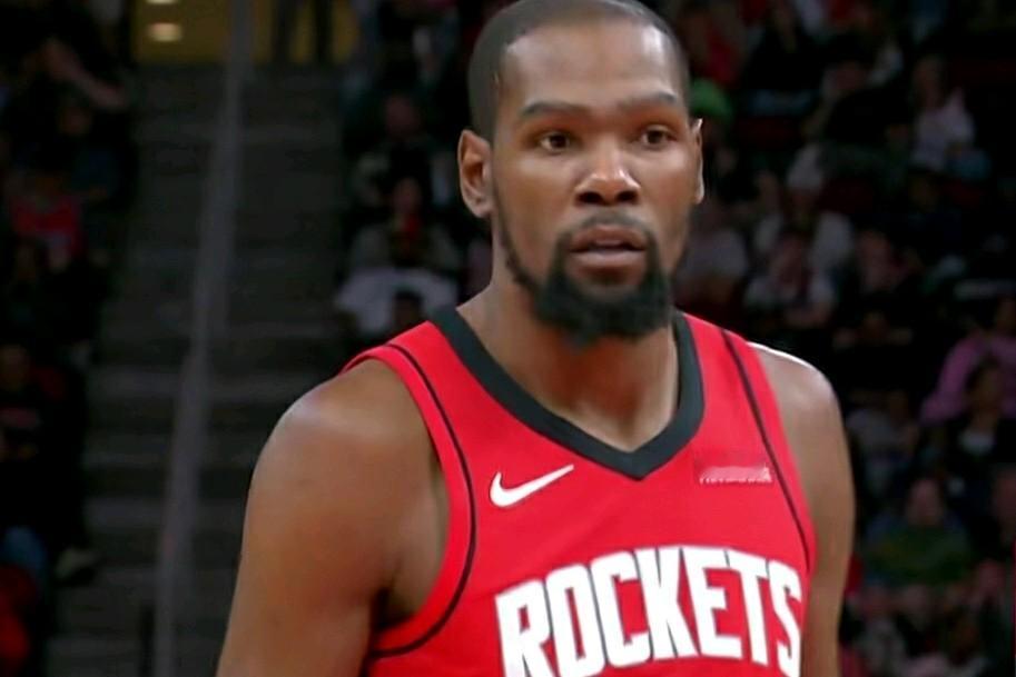 杜兰特最疯狂的一幕诞生了：

该说不说：如此的年龄能有炸裂这样的表现，实属不易，