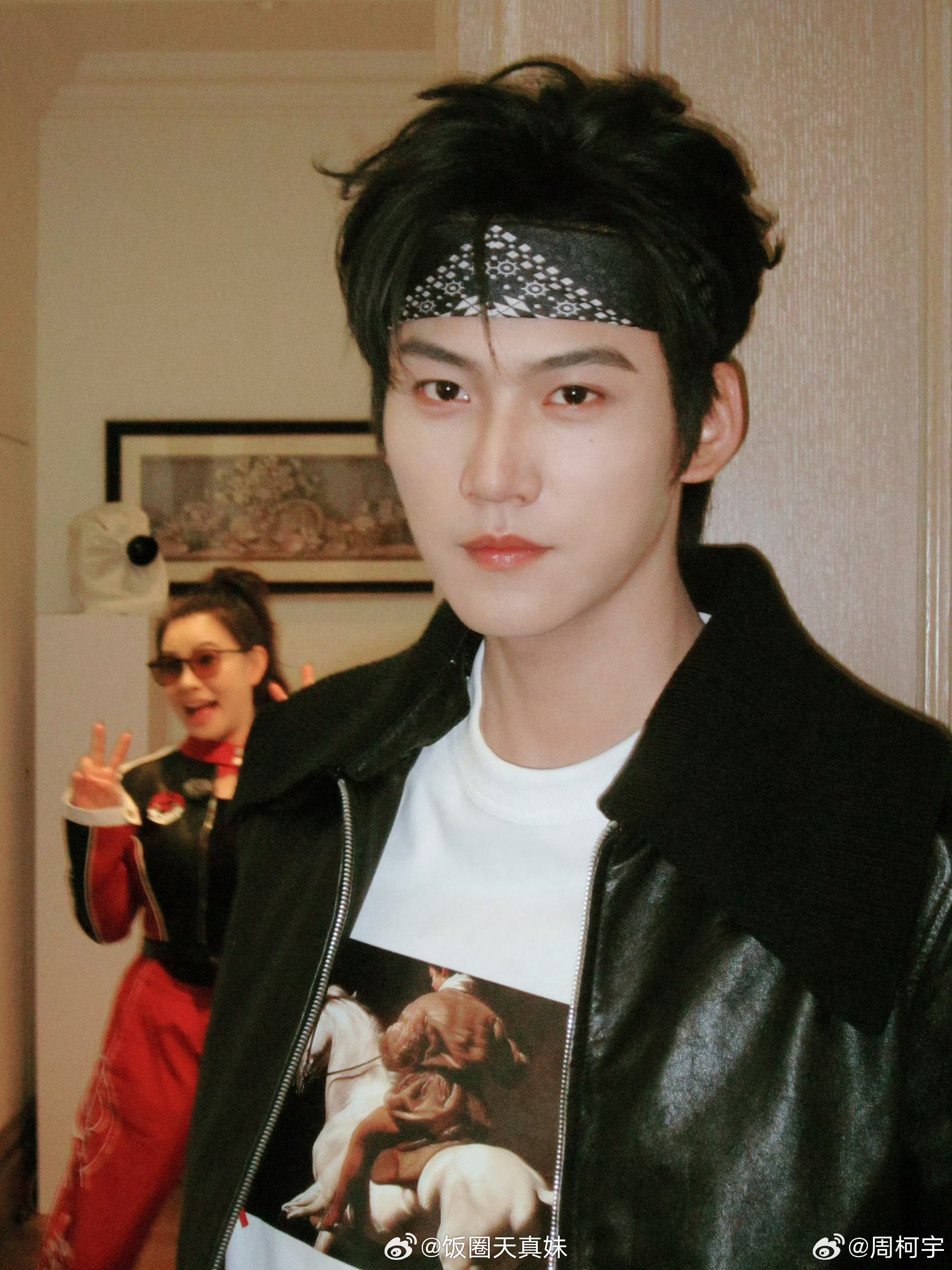 周柯宇比丁程鑫小啊，这就是养成系的魅力吧，感觉丁程鑫还小，但是周柯宇就很有男人感