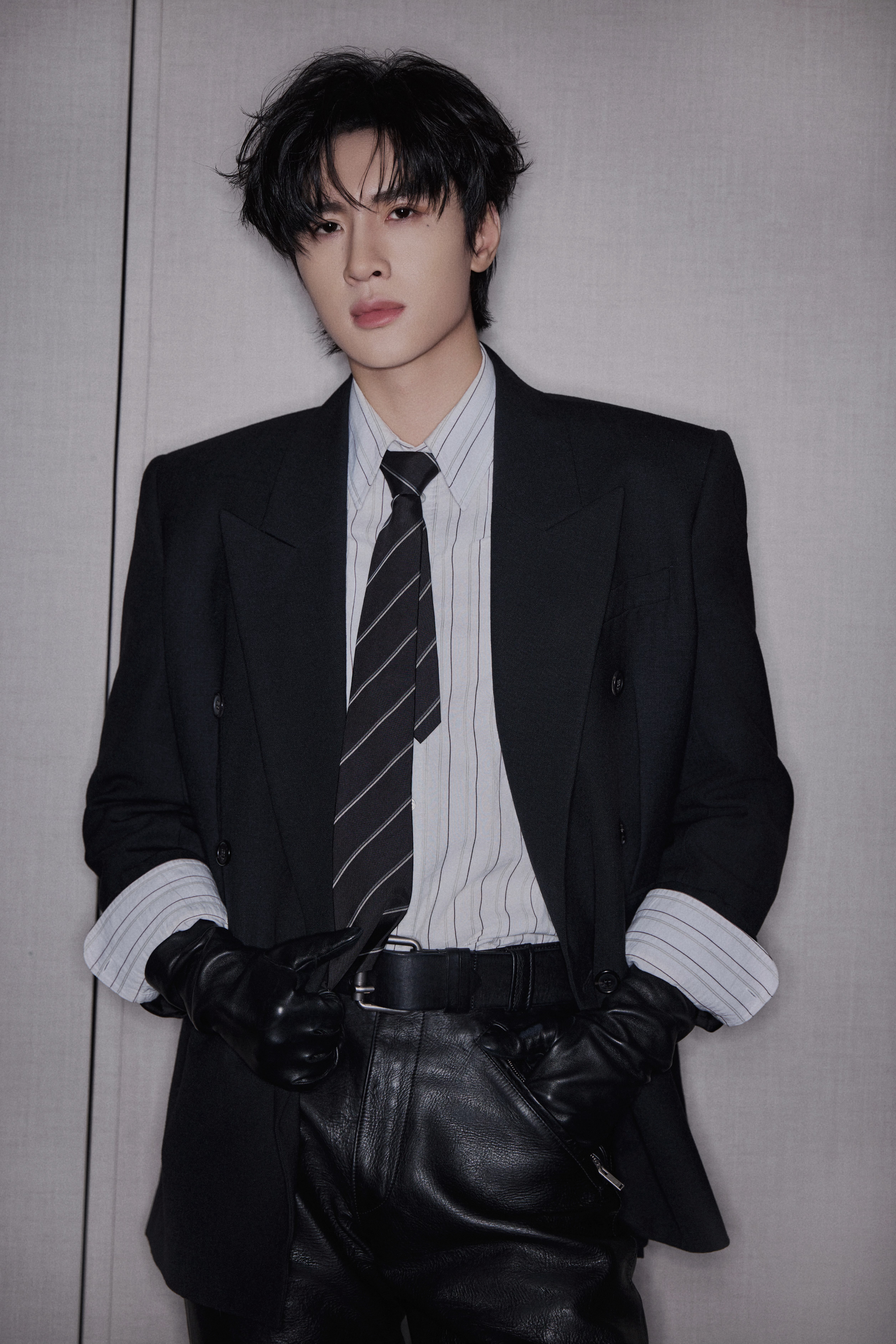 展轩 × T风格论坛造型大片，一袭 Saint Laurent 2025秋冬系列