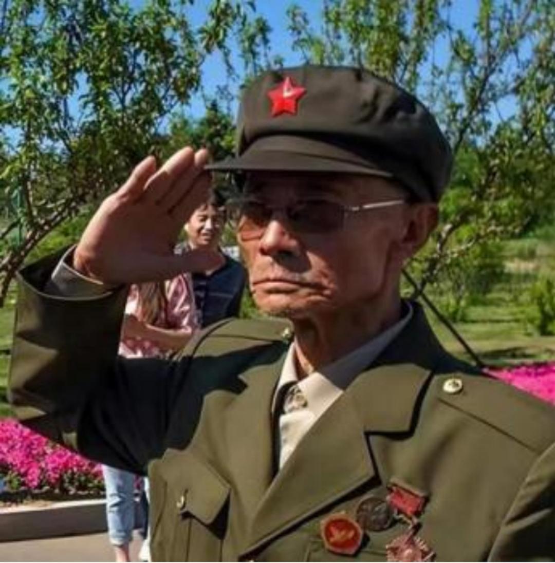 1943年，刘吉祥奉命给前线送80箱子弹，因仓库漆黑，他错把手榴弹当成子弹，没想