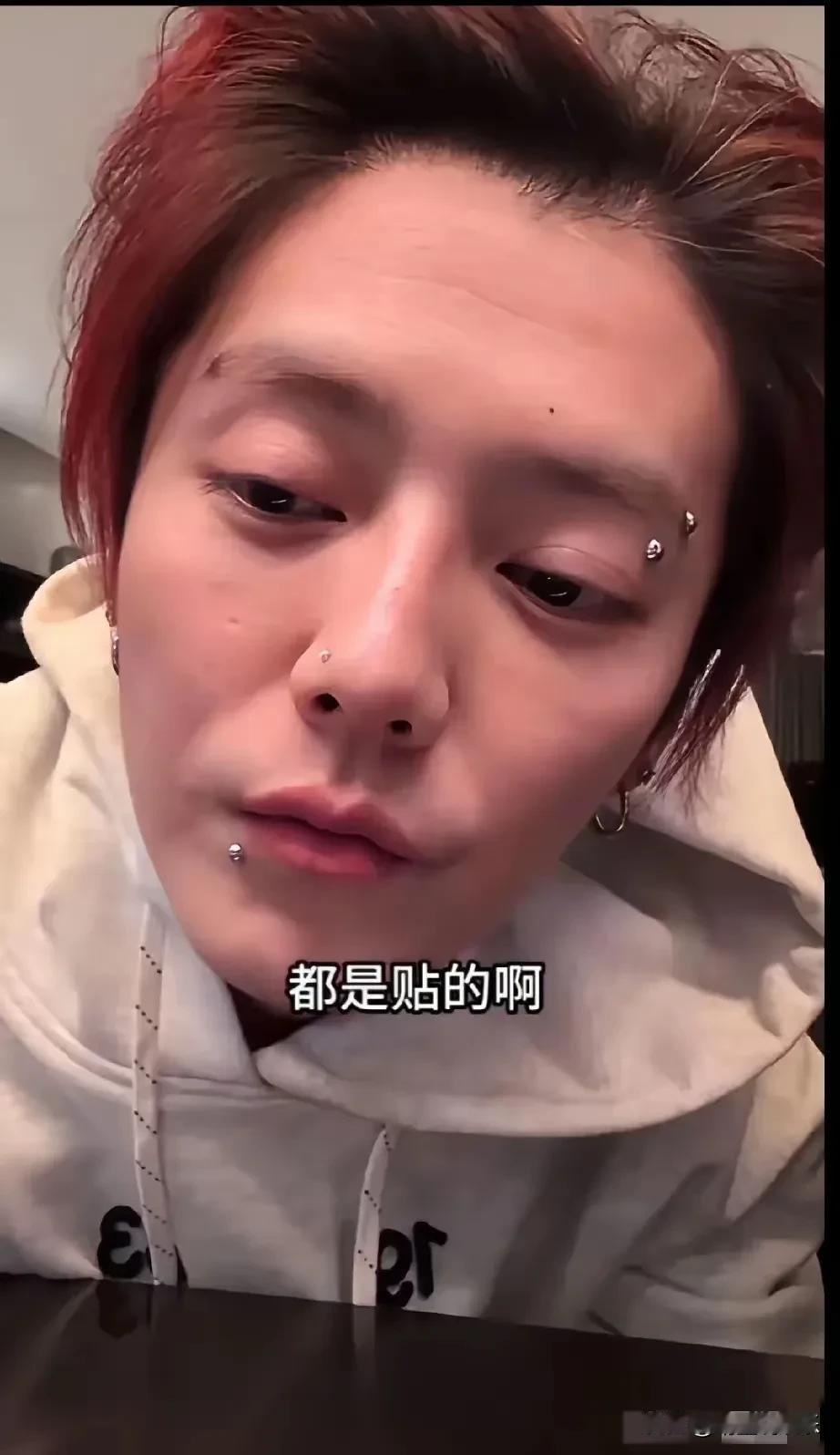 鹿晗，这也太真实了，
播播间敢展露真实皮肤状态，
抬头纹法令纹都十分明显，
脸上