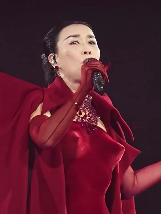 穿上这件被诅咒过的红衣，
那英就这样上场了，
歌声依然震撼，
可透着诡异的红衣却