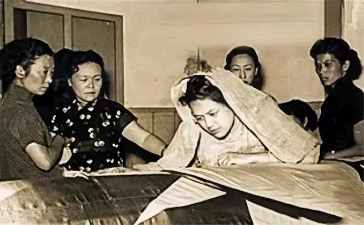 1954年，汤恩伯葬礼上，三女儿汤国芳披麻戴孝，伏在父亲棺木上的一张留影，虽然汤