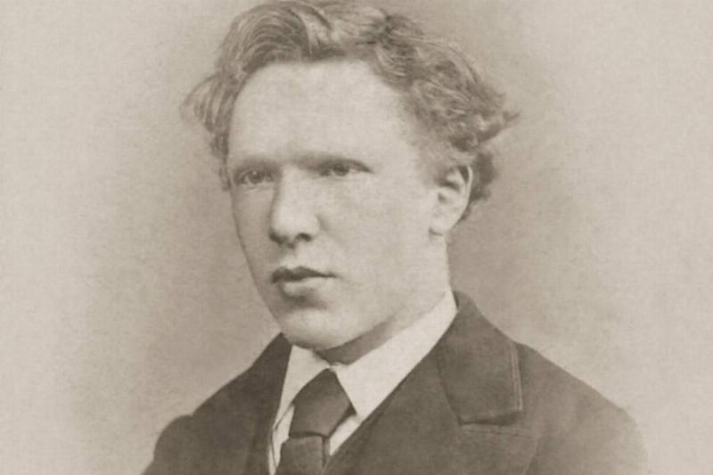 真实的梵高是这样的。与自画像有点差别。