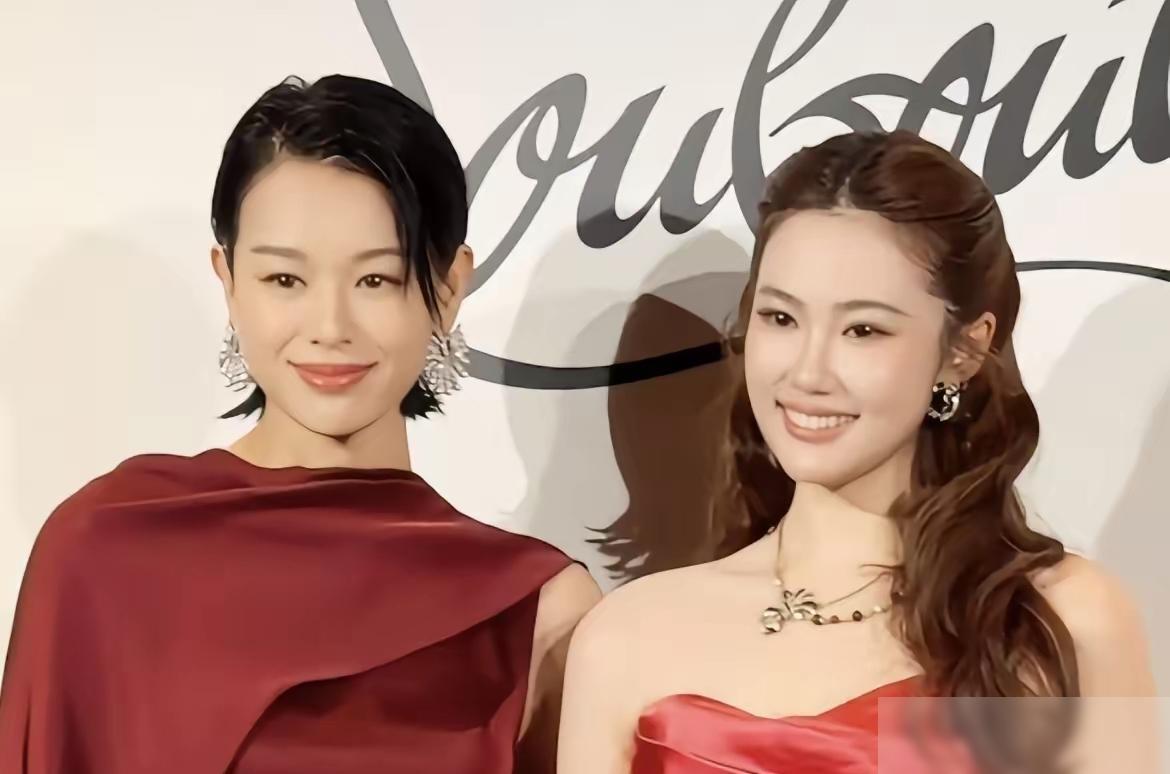 身高172cm的胡杏儿和175cm网红同框，却一眼吸睛，虽然没靠亮色、露肤和滤镜