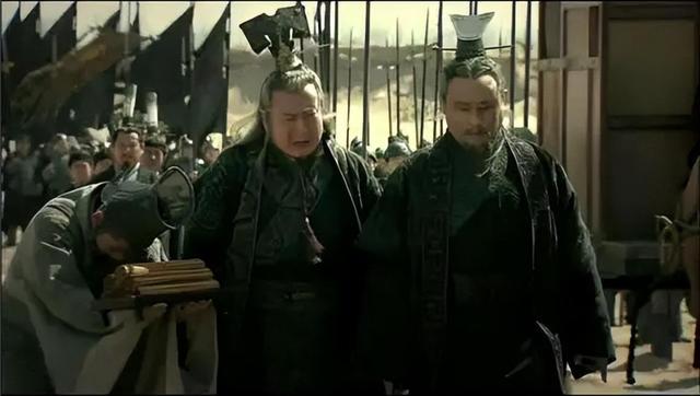 只在自己擅长的领域与人竞争。如果做不到不择手段，就一定不要跟小人竞争，因为根本没