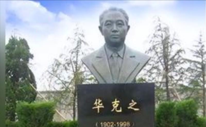 1945年，日本宣布无条件投降后，日本海军军火仓库主任冈田少将决定将10万支步枪