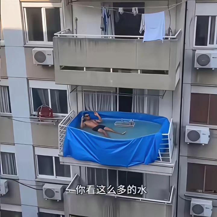 看得手心冒汗！高层阳台搭建泳池，胆子实在太大
 
看👀画面瞬间看呆了，高层住户