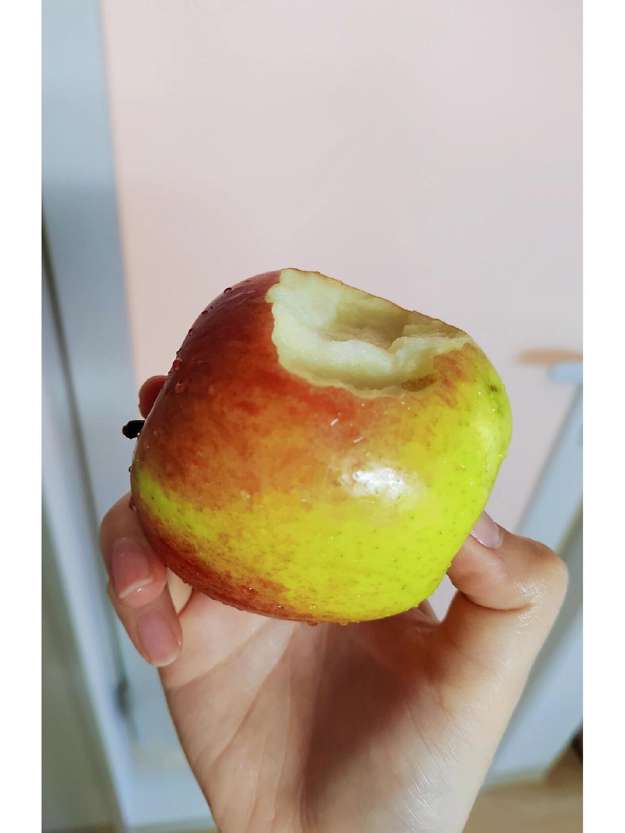 在研究室啃苹果把日本学妹惊到了昨儿TA的活安排的有点满，中途飞速回来飞速啃完一个