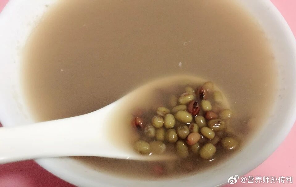 三伏天第一觉到底怎么睡微博睡眠月入伏 【不同颜色绿豆汤作用有区别】绿色绿豆汤：大