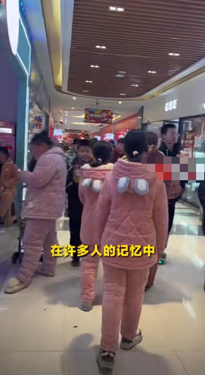 女明星滤镜碎一地？任敏常德街头穿“省服”逛街，网友：回了湖南，再大的咖位也得向“