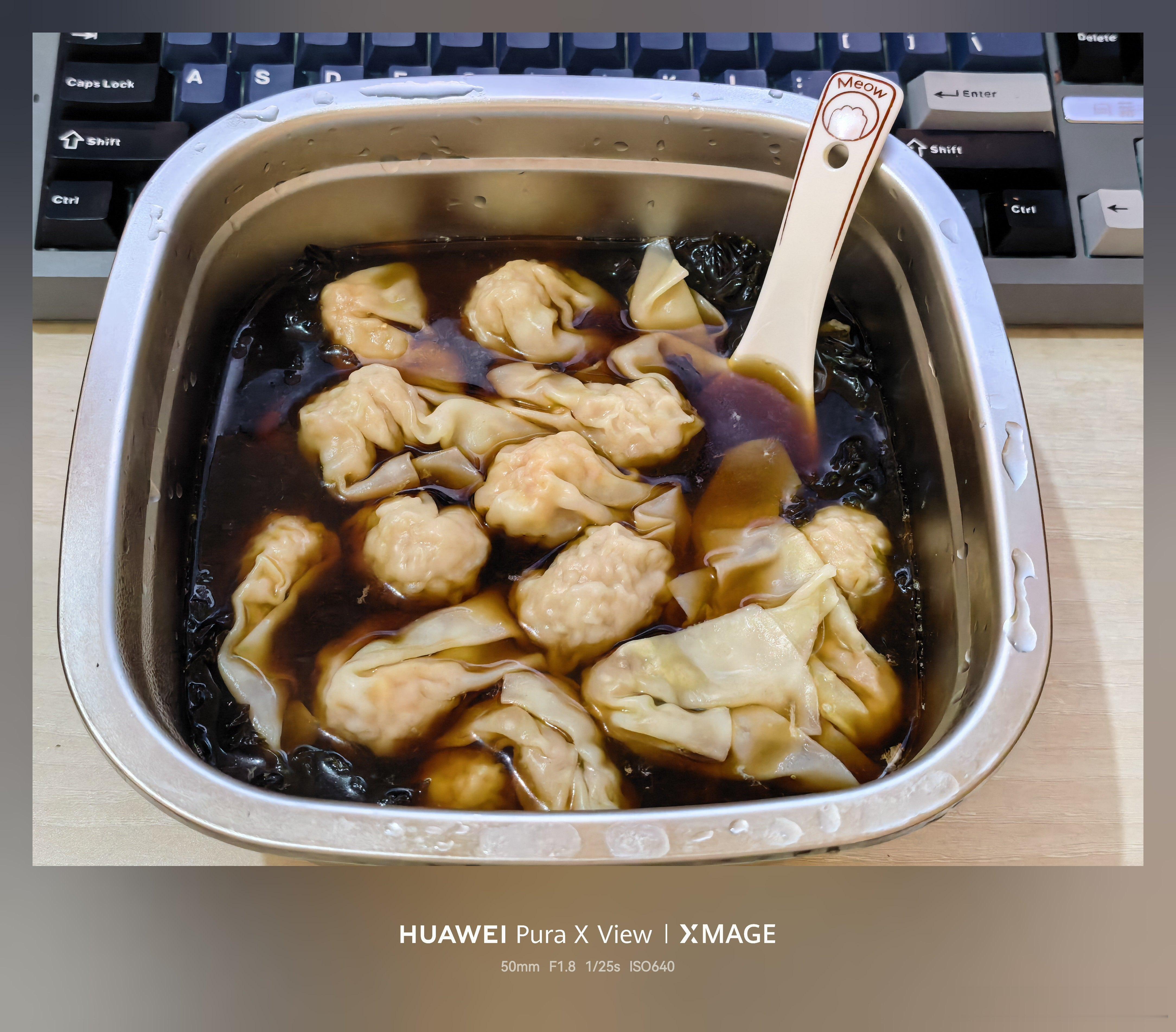 尝试煮了个馄饨。酱油好像放多了？怎么颜色跟别人做的不一样… ​​​