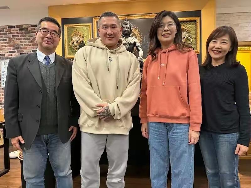 郑丽文访问，随行名单真服了，没有馆长。

跟随郑丽文出行的名单，个个都是实干家，