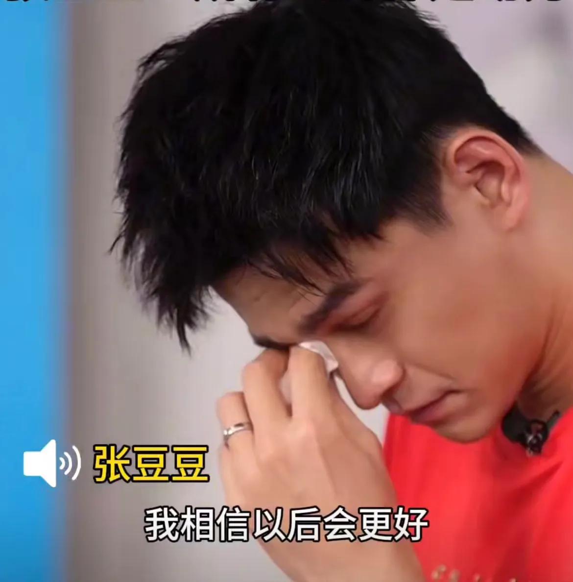 孙杨，泪崩了！

9月27日深夜，31岁的游泳名将孙杨，和妻子张豆豆在直播间接受