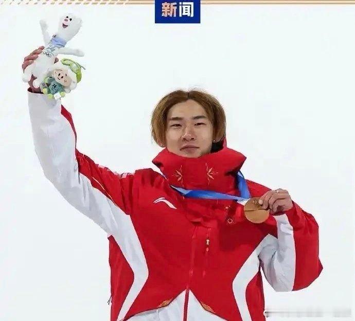 在竞争白热化的单板滑雪男子大跳台决赛中，卫冕冠军苏翊鸣夺得铜牌，这也是中国代表团