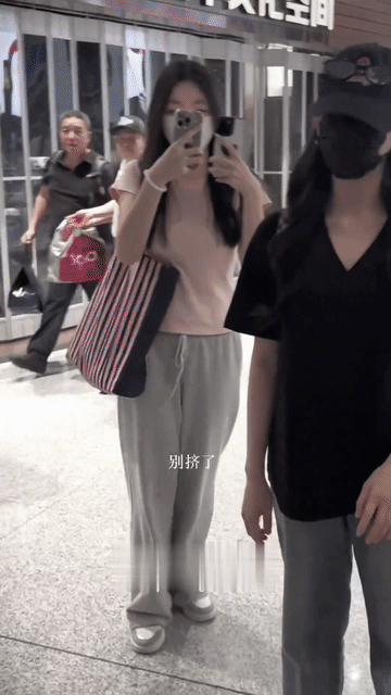 张婧仪在机场对代拍发脾气吐槽的居然是:别挤了，根本没有几个小时睡觉了……虽然是在