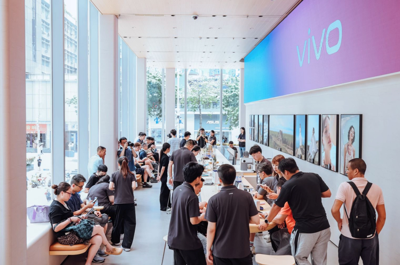 港客北上抢购国产折叠屏今天是vivo X Fold6首销日，华强北vivo店直接