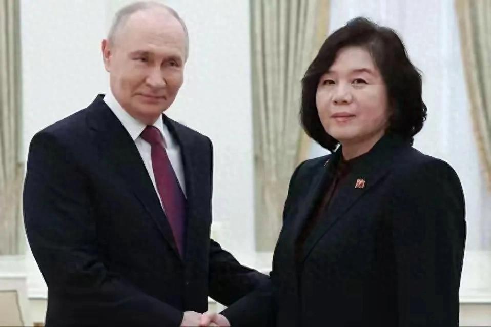 估计现在泽连斯基肠子都悔青了。他后悔的不是俄军推到了顿巴斯，也不是国土碎了一块又
