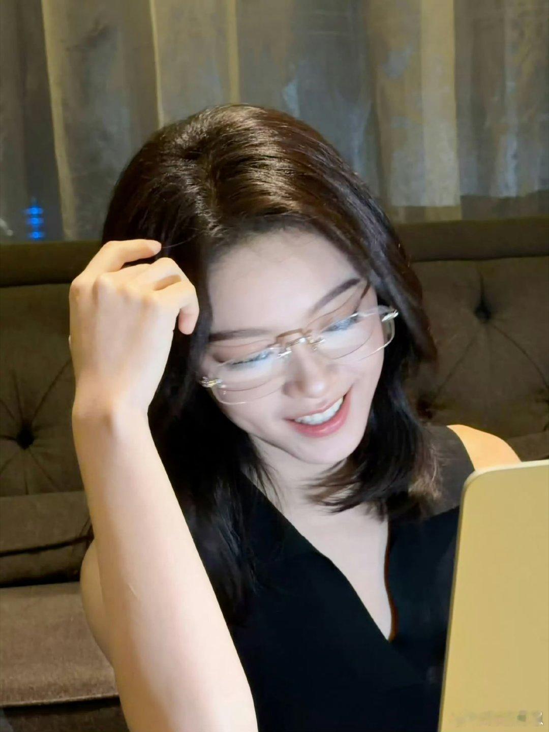 赵今麦出圈神图这么来的赵今麦演女强人一秒破功被这段花絮可爱到，镜头里是气场满满的