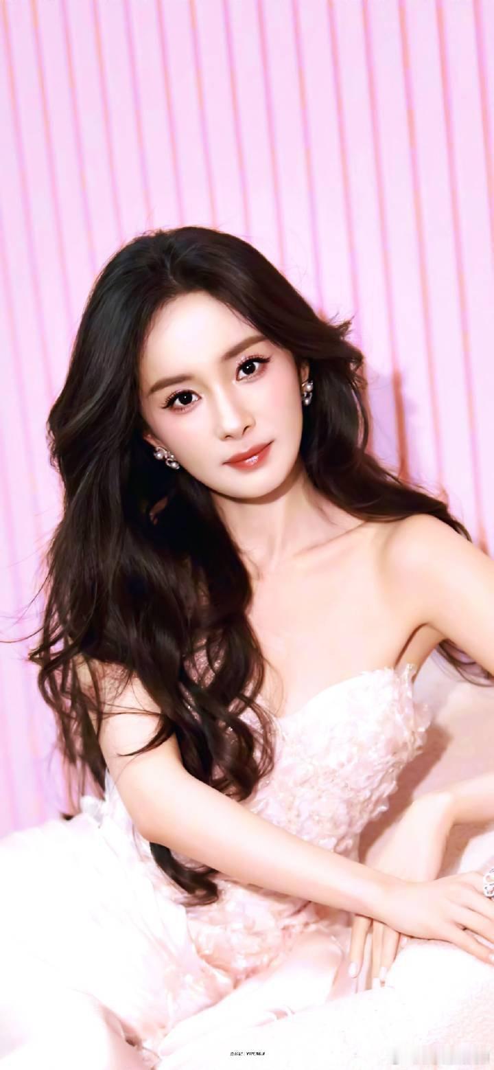 杨幂女人中的女人 ，权威中的权威，美得很权威，这几场活动造型都超美啊 