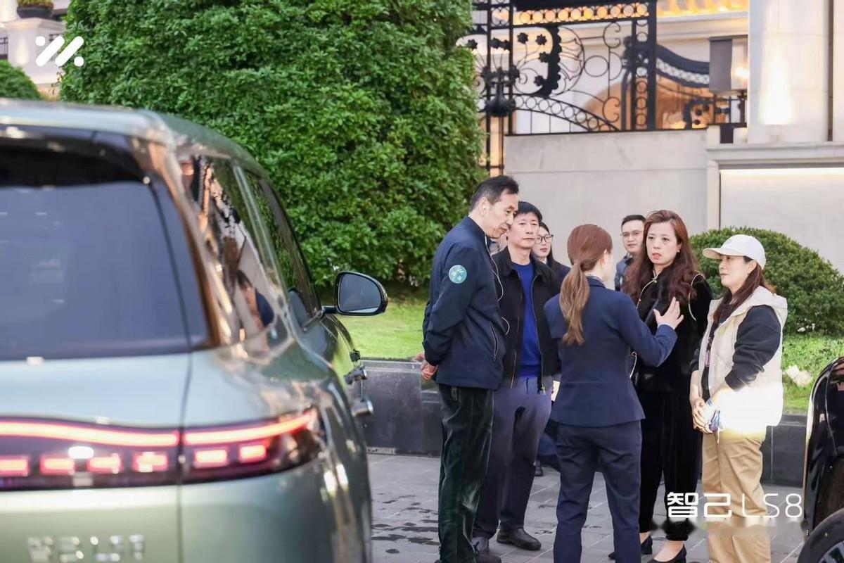 周末的各家智己门店，再次迎来看车高峰期，很多用户都为了来看看前两天发布的新车LS