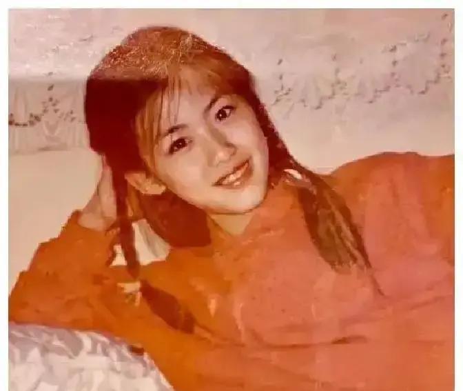 22岁日薪800港币，住劏房拍露沟戏
 
那天收工，她攥着八张红票，挤小巴回北角