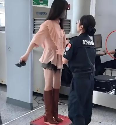 江苏女子过飞机安检，被安检员突然掀衣服检查。因为里面没有穿衣服，女子顿时羞得脸红