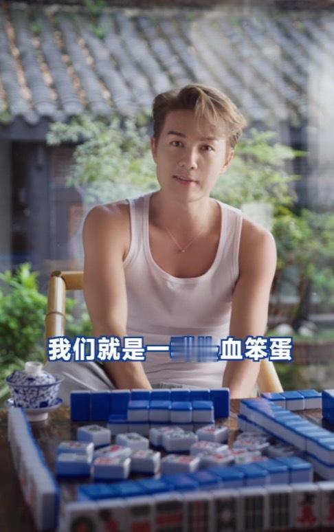 吴克群说老了要去公园撞树吴克群堪称最有松弛感明星之一，这松弛感真实不装，看他穿大