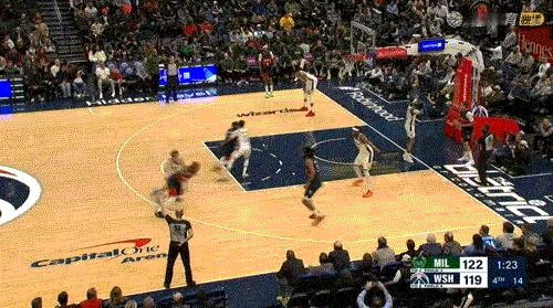 米德尔顿今天连得8分，帮助奇才逆转雄鹿。辣个男人，你还记得吗？字母哥肯定记得。米