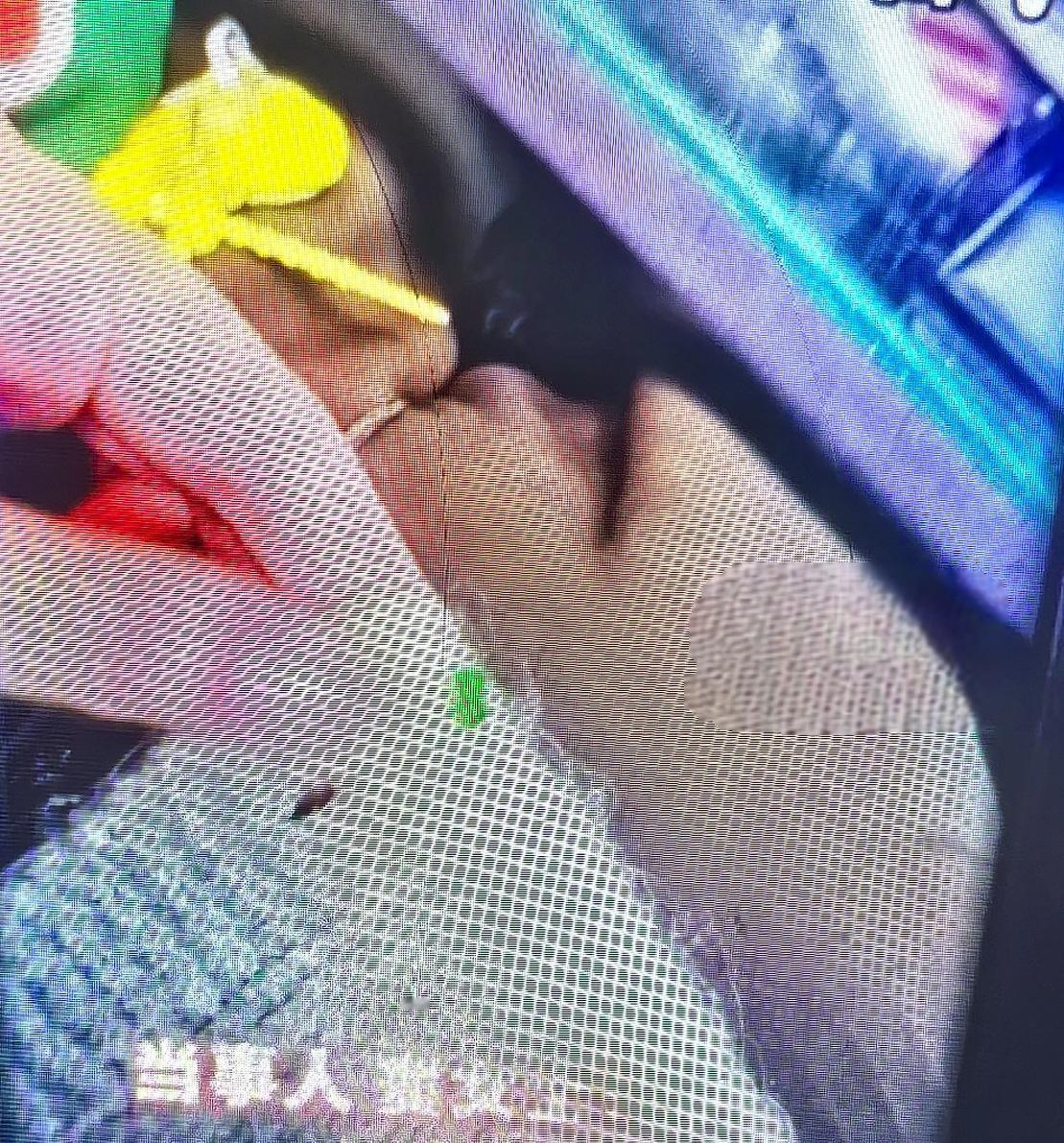 毛衣“粘”走三千元翡翠，她一小时后的选择温暖全网

在广东揭阳繁华的玉器市场，近