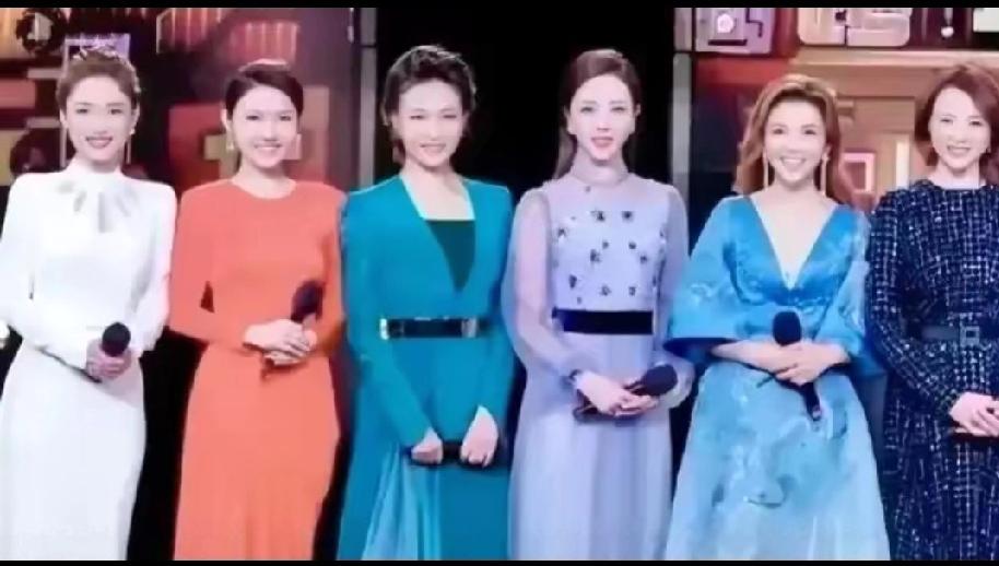 这是最美六位女主持同框合影照片。
        她们个儿高挑，颜值与智慧并存。