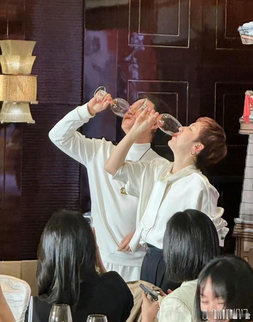 张凌赫田曦薇经纪人敬酒张凌赫田曦薇经纪人敬酒，谁说孩子捆不住爸妈的，这不就捆住了
