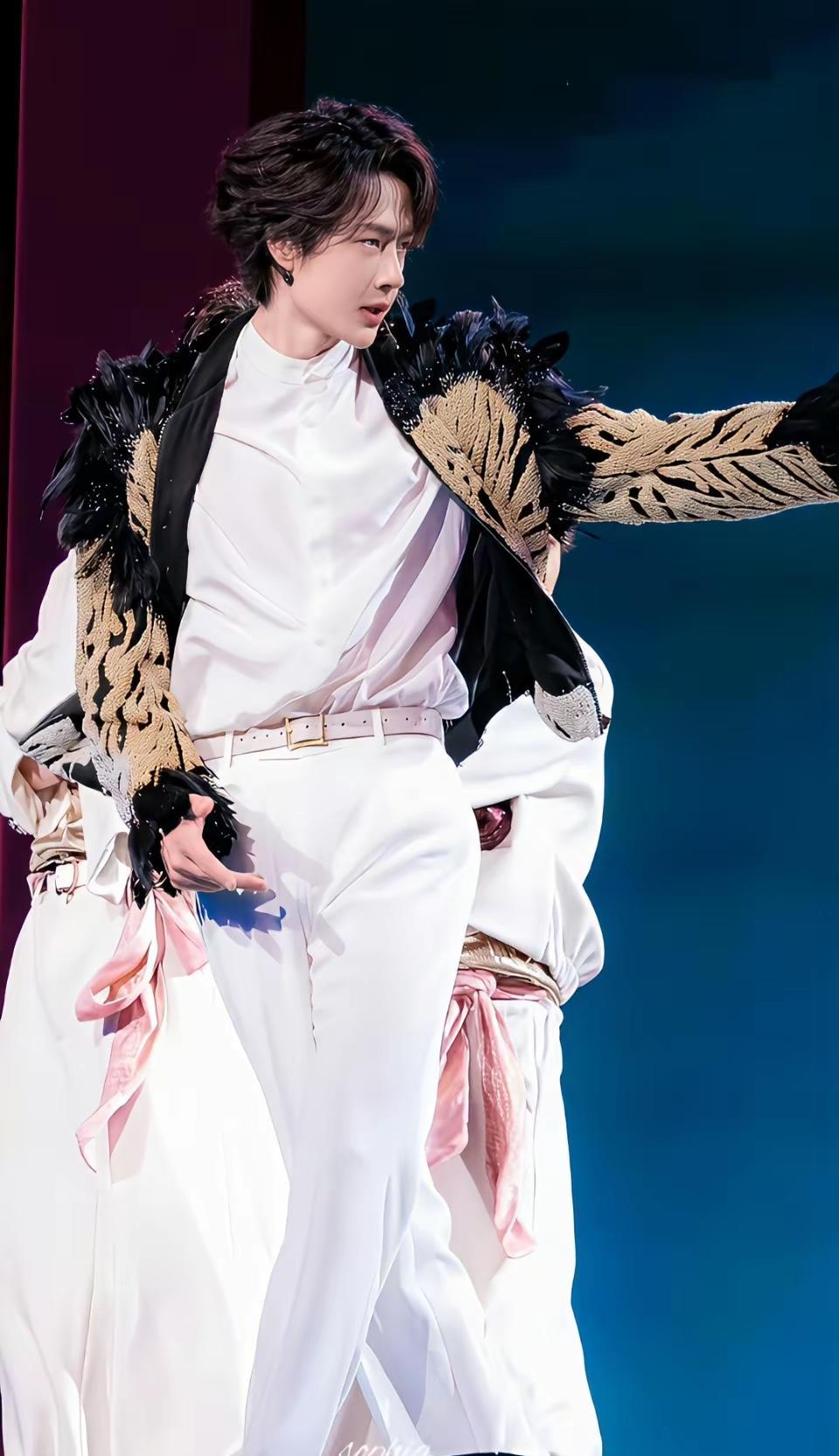 王一博这次在春晚收着跳，反而被夸“舞王”。
和郭富城合作《闪耀动起来》，他明显压