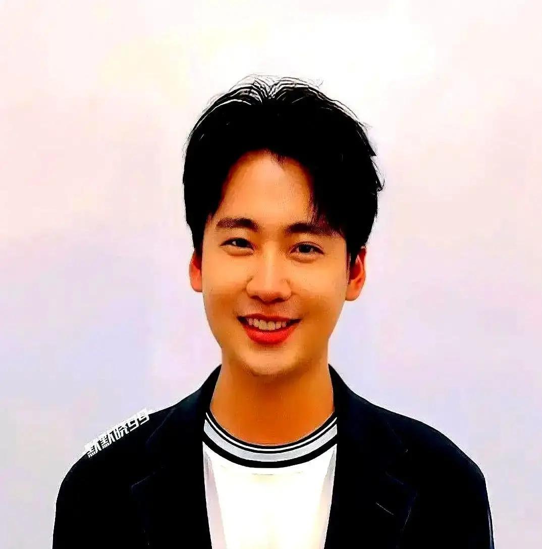 阎鹤祥在饭局上突然问郭麒麟管于谦叫什么，郭麒麟秒回“于老师”，又补一句“他是我爸