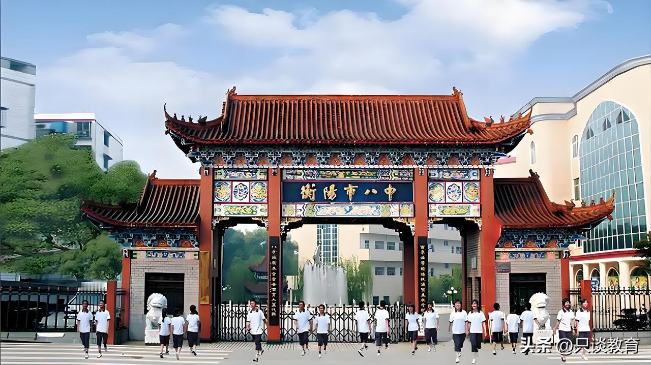 现代教育的本质是什么？
站在国家层面上讲，
教育的本质就是:“通过素质人的发展，