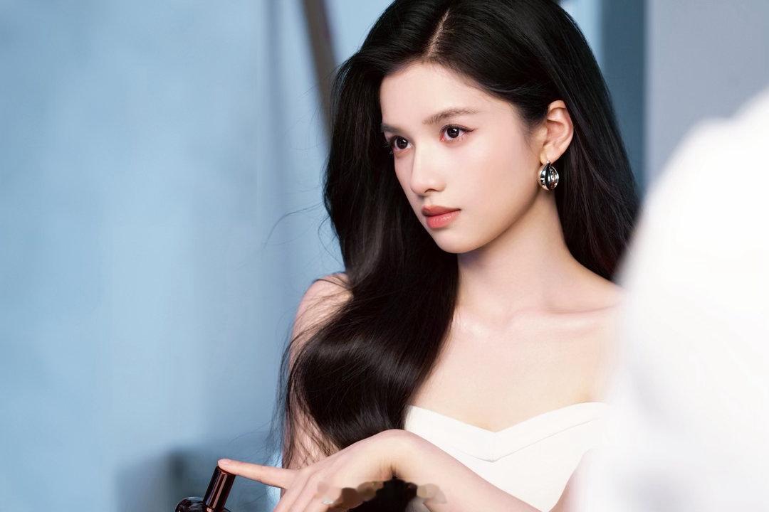 张婧仪 