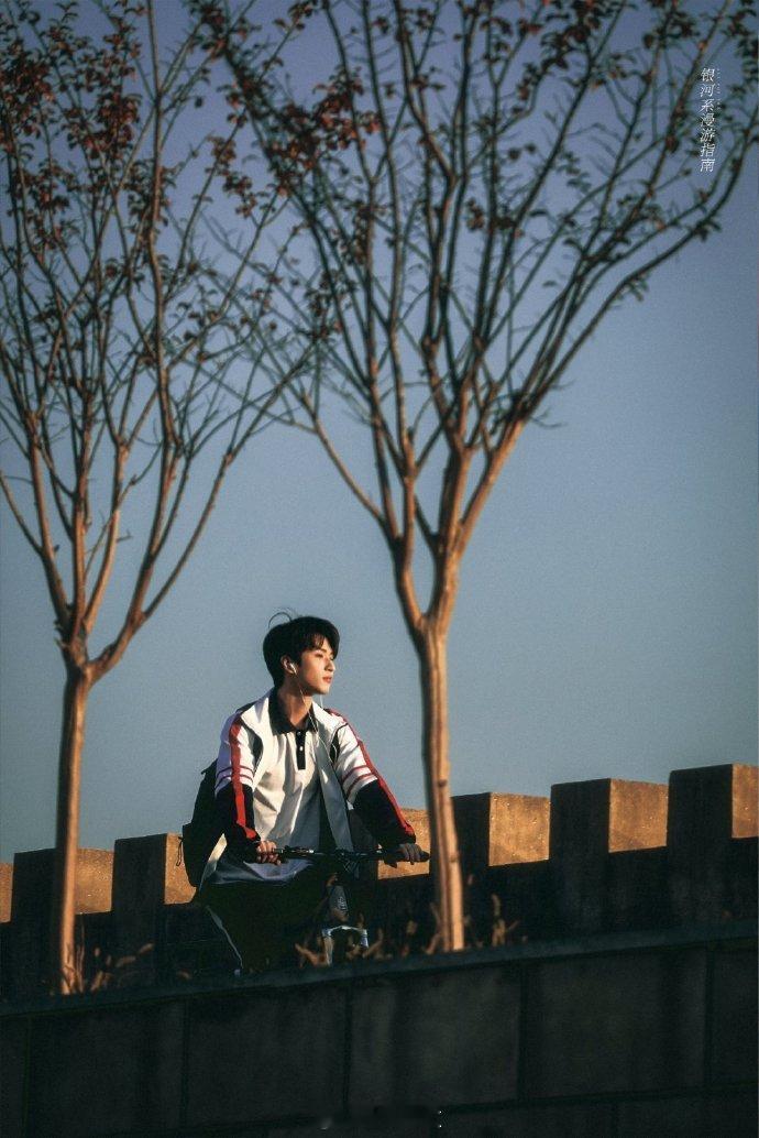 严浩翔校园文男主具象化了  严浩翔少年感的具象化  看严浩翔骑自行车路透，校园文