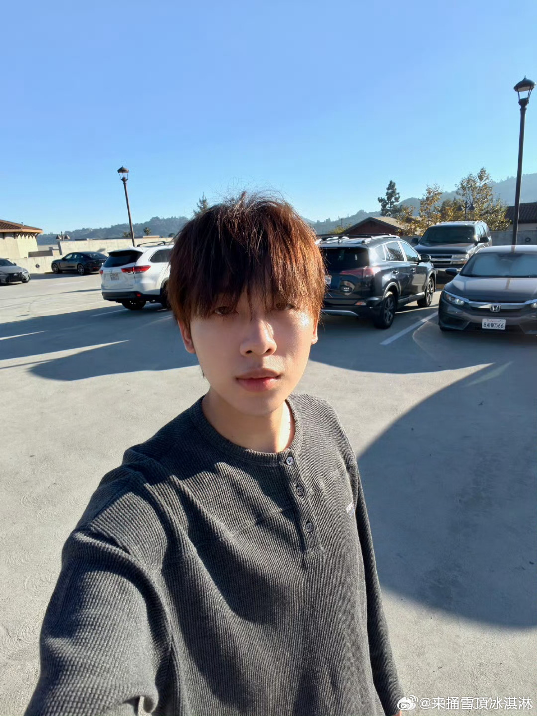 节目梗变后续！中国boy直播cue王嘉尔，人脸安排上，到点必须打卡。中国boy喊