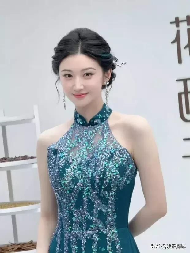 近日，在一场备受瞩目的品牌活动现场，景甜宛如一颗耀眼的明珠惊艳亮相。她身着一袭典