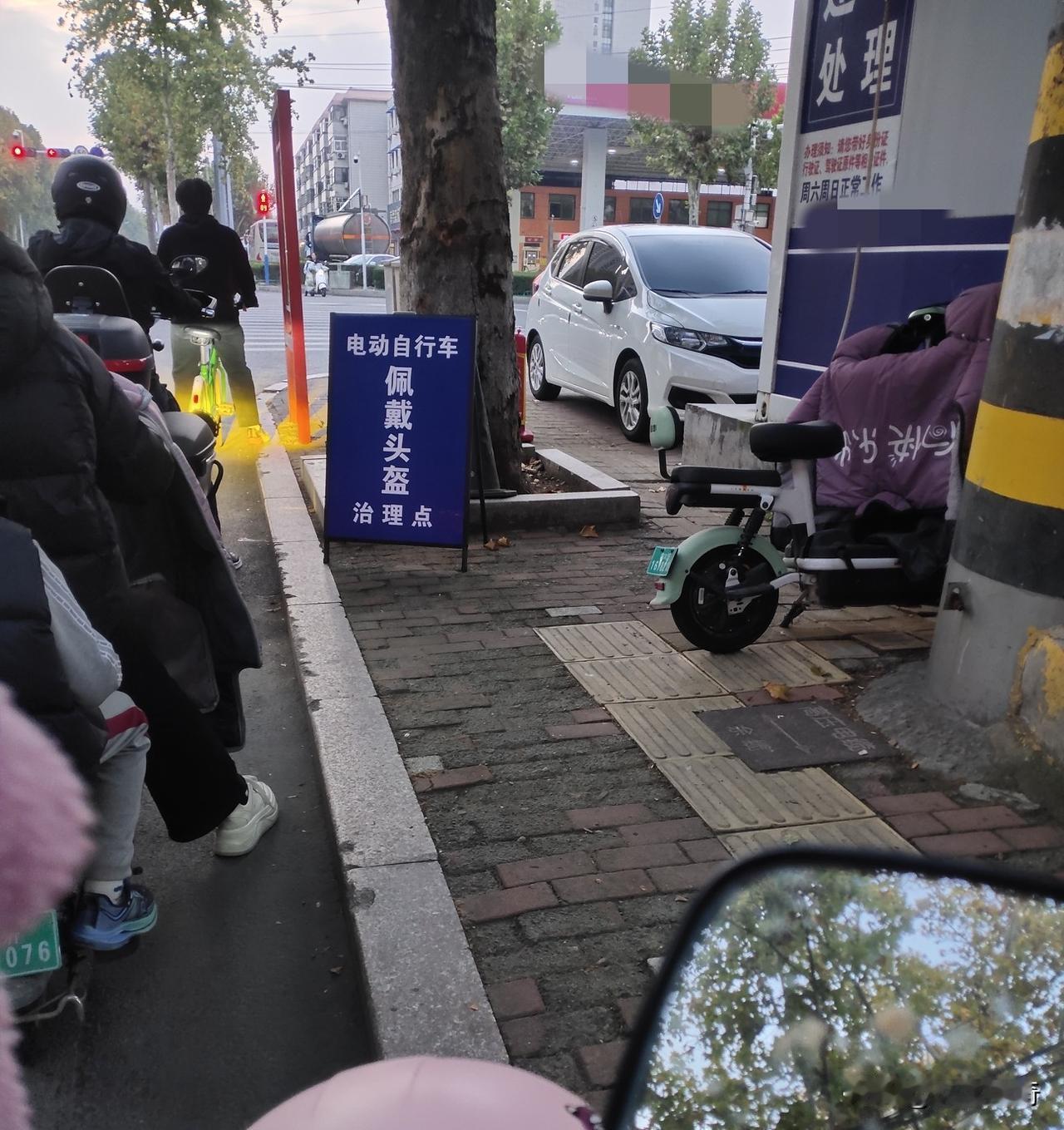 建议查头盔时，那种把头盔随便往头上一戴，安全扣都不系的人，也不让他通行，那种应付