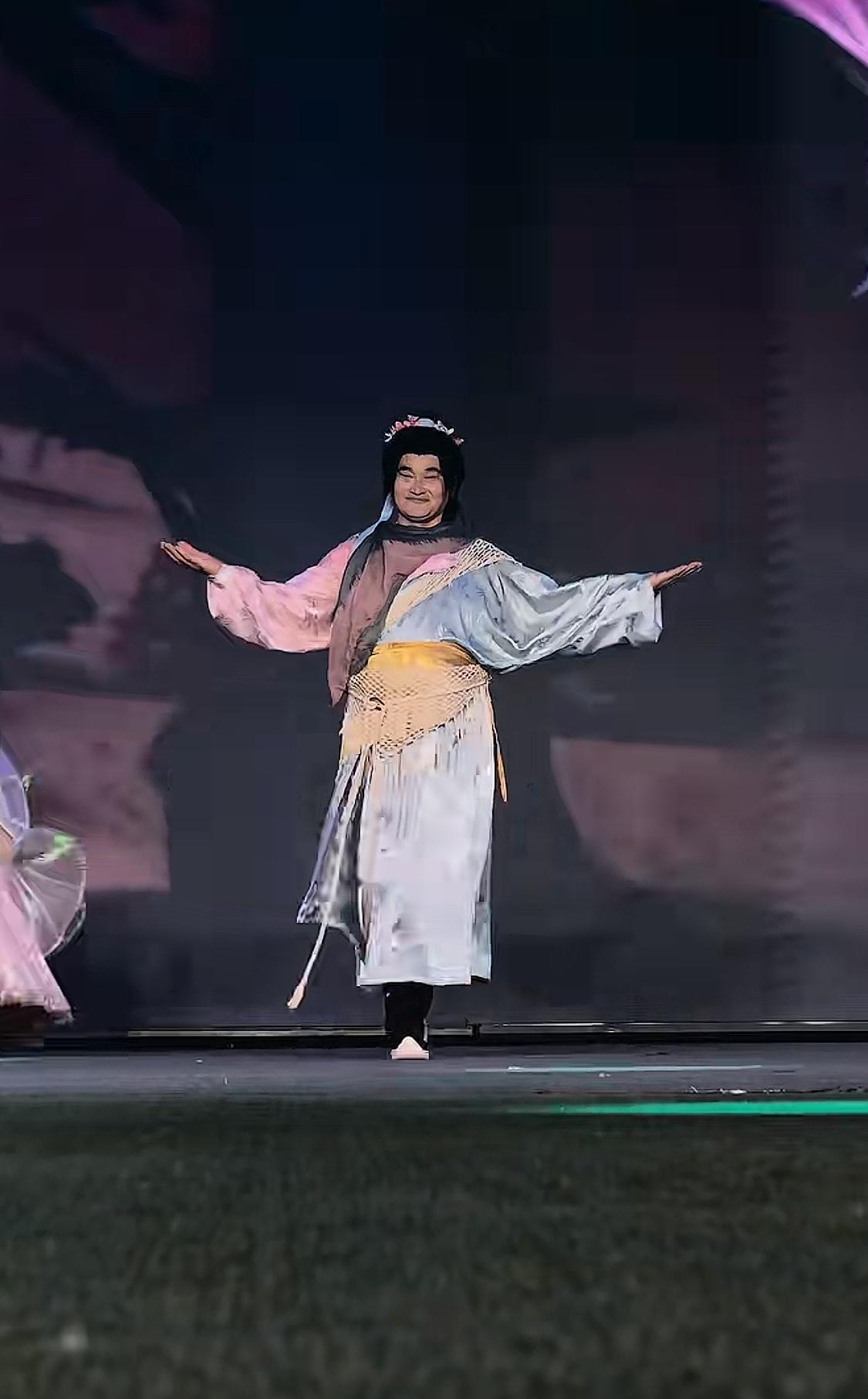 我一直以为大衣哥是被村里人欺负的老实人，今天我才知道他可是一个“狠角色”呢！采访